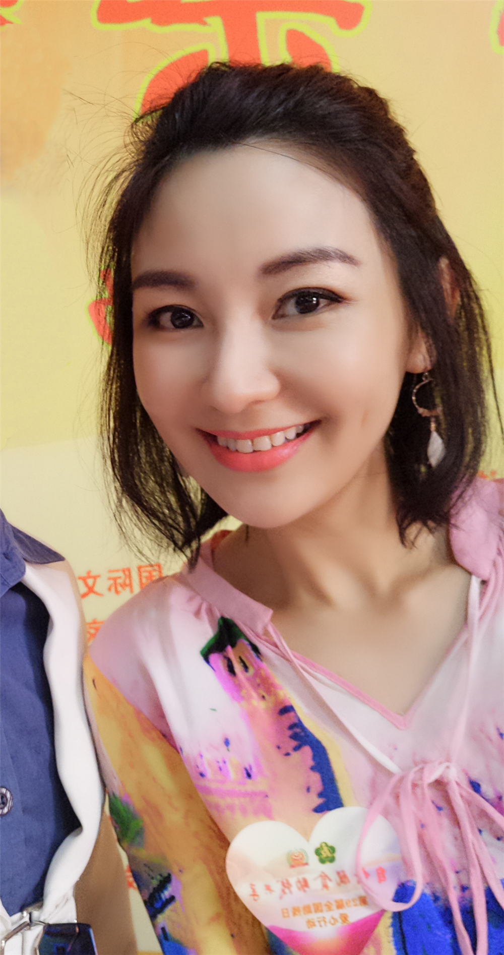 原创陈秀丽穿印花裙风格甜美短发半扎更减龄最美小昭42岁都没变