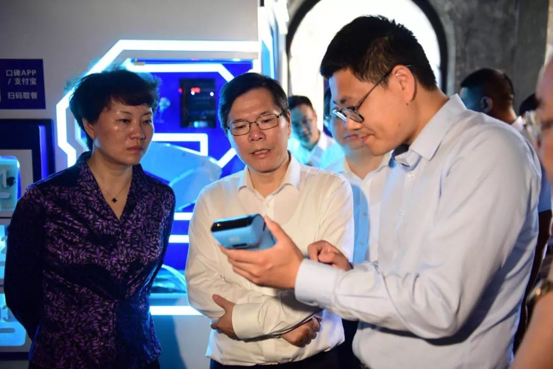 环境局等部门主要负责人,赴萧山市心中路口碑街考察调研,区领导佟桂莉