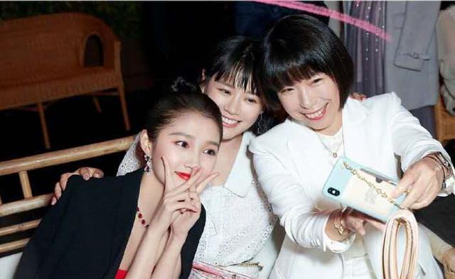 关晓彤与马思纯合照这个举动暴露其"小心机"!