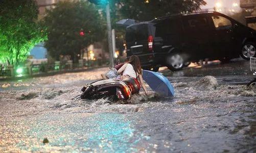 雨季来临夏日骑电动车容易滑倒教你3招预防摔倒