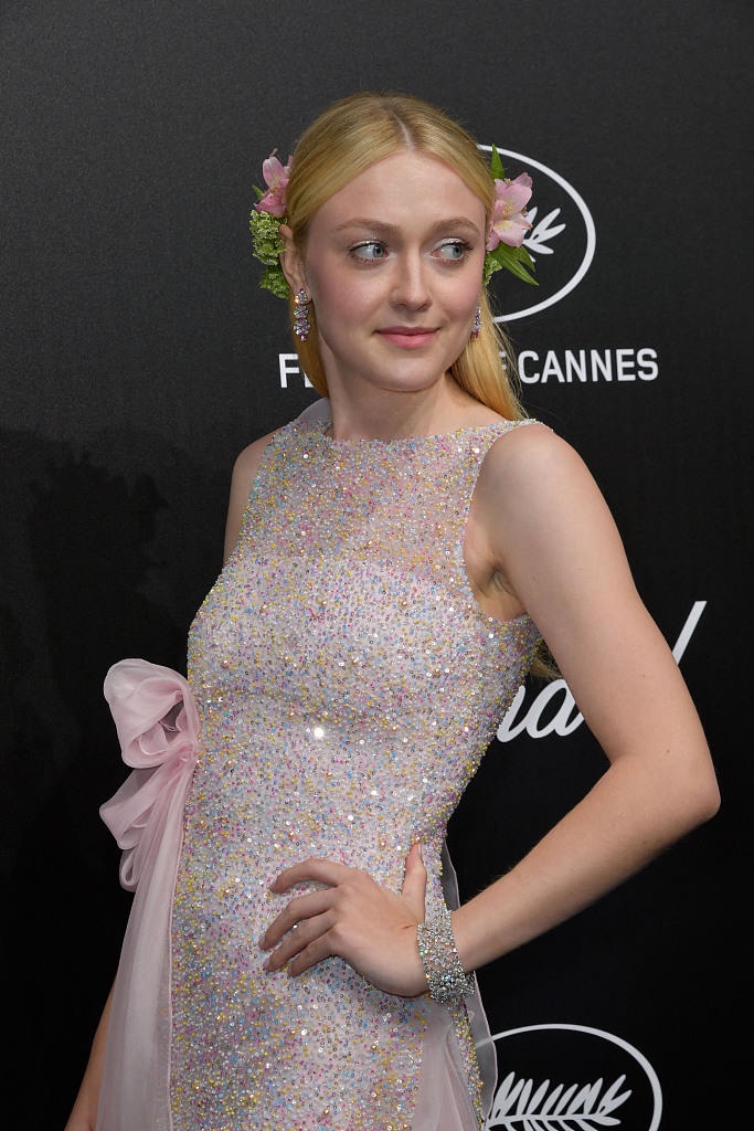 在今年的戛纳电影节上,达科塔·范宁与妹妹艾丽·范宁都出现在相关