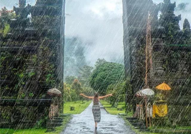 穷小伙助女友偷渡一次就得手自己两次不得,哨兵拉枪栓恐吓