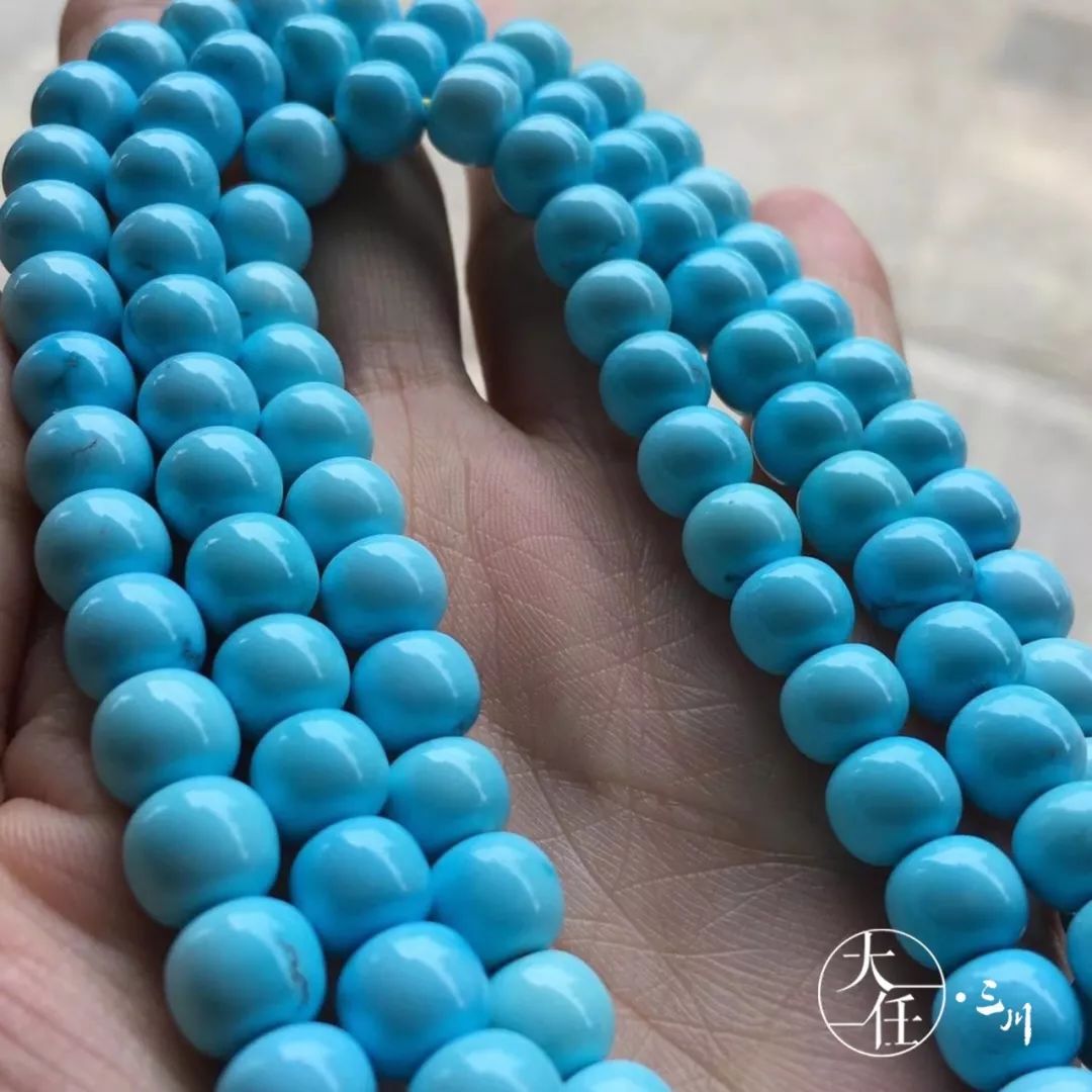就比如一圈绿松手串,小小的一点色泽不均,就会对整个串的色调产生很大
