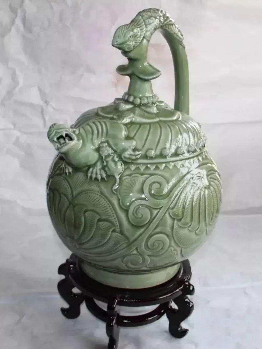 在连接铜川南,北市区的210国道边,在耀州瓷产生,兴旺的漆水河边,瓷器