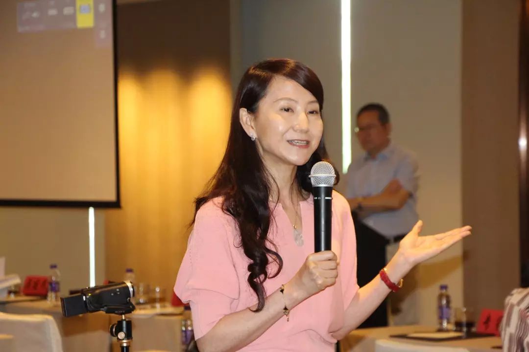 付晶教授主持大咖们的思维碰撞学习班的最后一天,北京下起了雨.