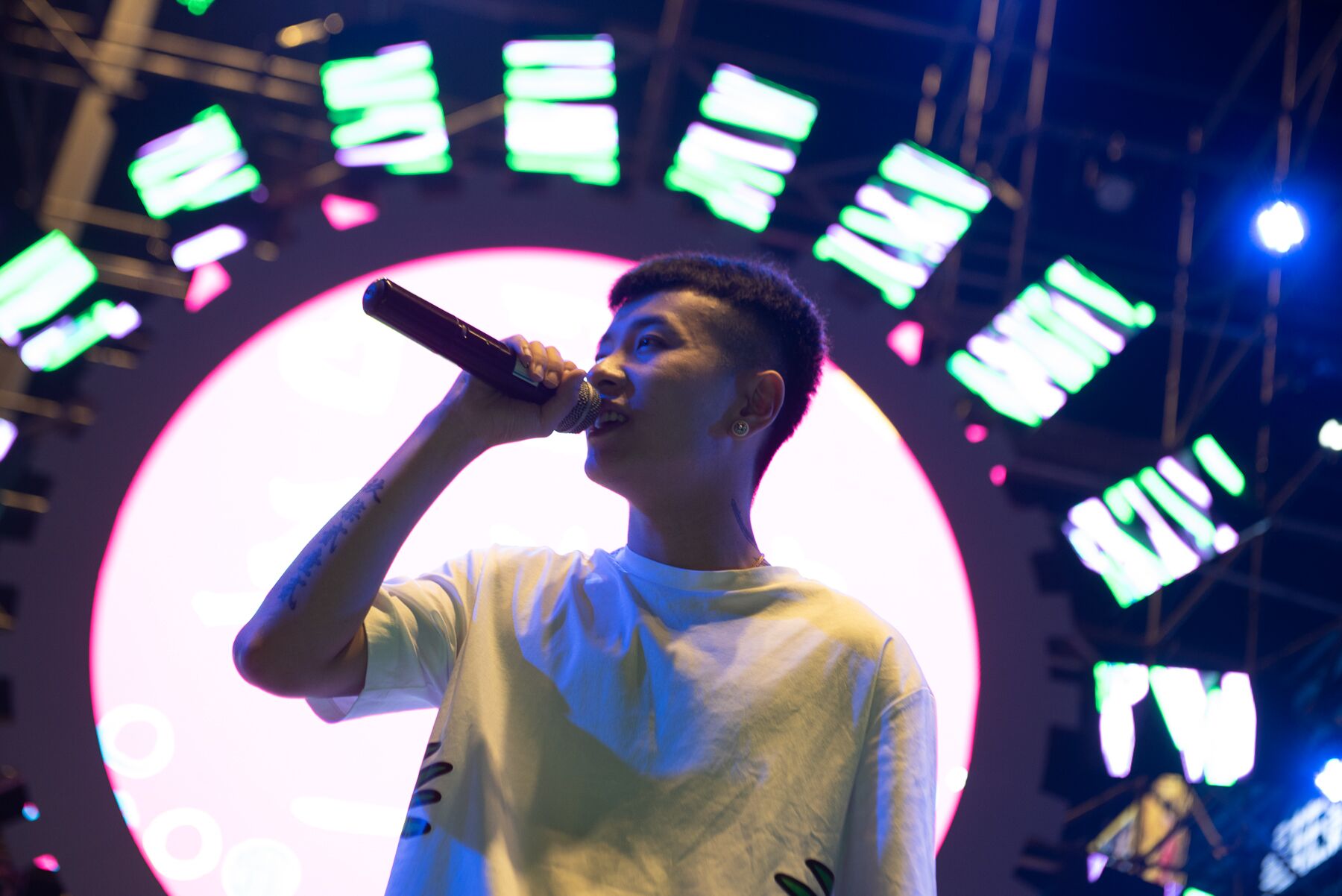 王北车人气爆棚连开两场见面会粉丝高呼陪你唱到80岁