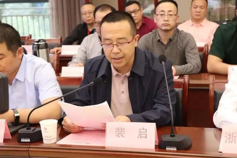 (右一汉滨区人民政府党组成员李家强同志)(左一汉滨区人民政府副区长