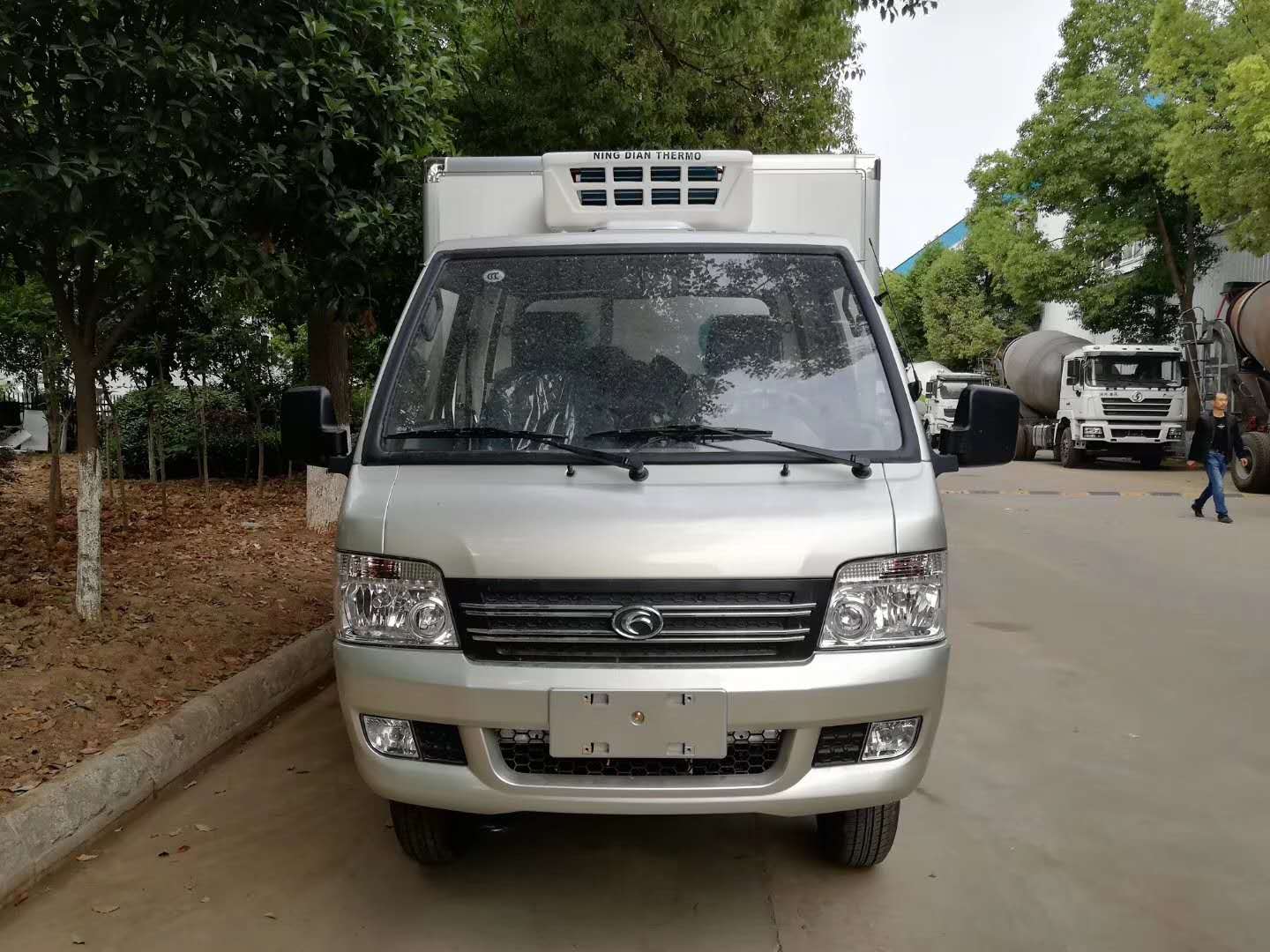 陕西客户定购福田驭菱厢长2.9米后双轮冷藏车如期发车,客户满意而归