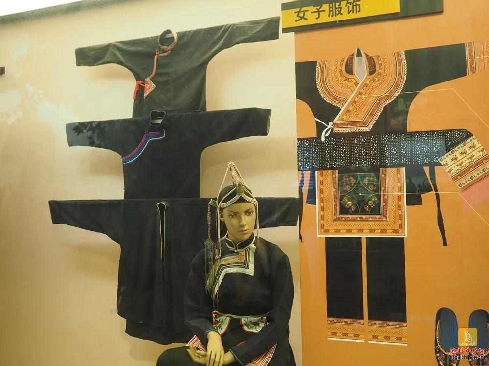 畲族的女性服饰畲族传统家具海外华文媒体在参观畲族博物馆畲族奶奶为