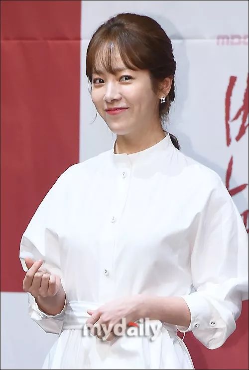 比心也太甜了!丁海寅韩志旼出席mbc新剧《春夜》发布会