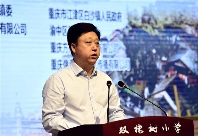 特约记者 郑江黎 摄双槐树小学校长李永权致辞重庆写实画家俱乐部