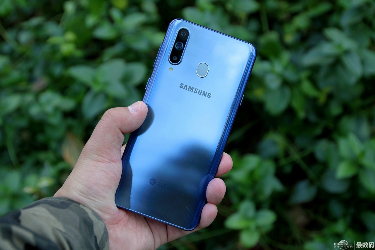 不单单只是挖孔屏三星galaxya8s更展现出了三星满满诚意