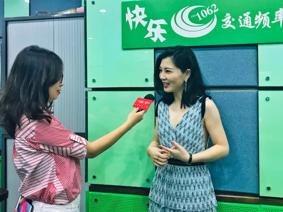 (《就是爱吃货》节目主持人瞿芳)主持人瞿芳介绍:"第一个就是测评类的