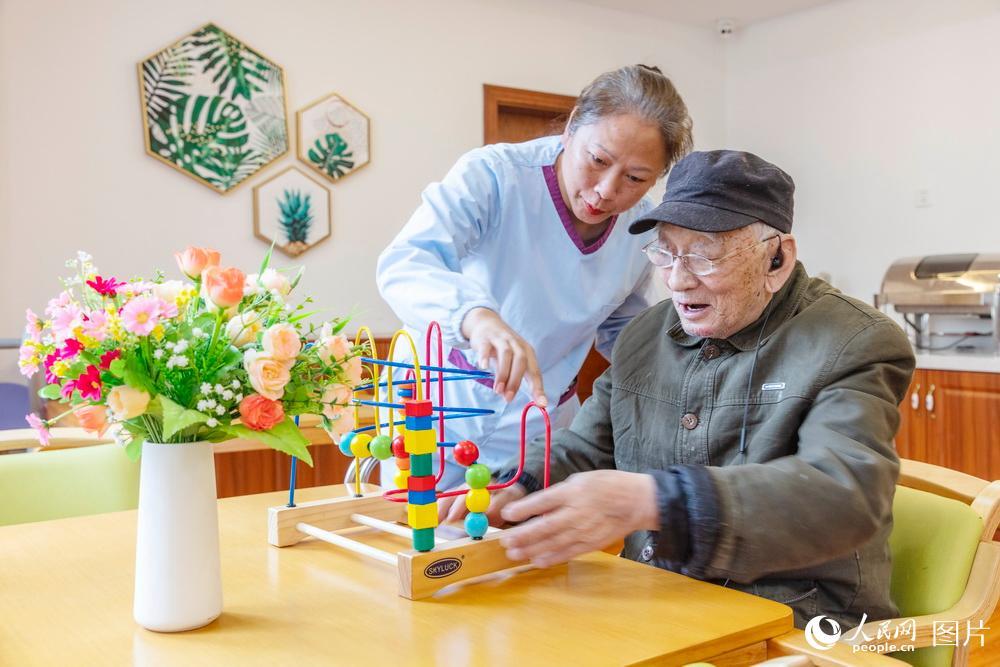 贵州基层社区探路"医养结合"让居民"老有所依"