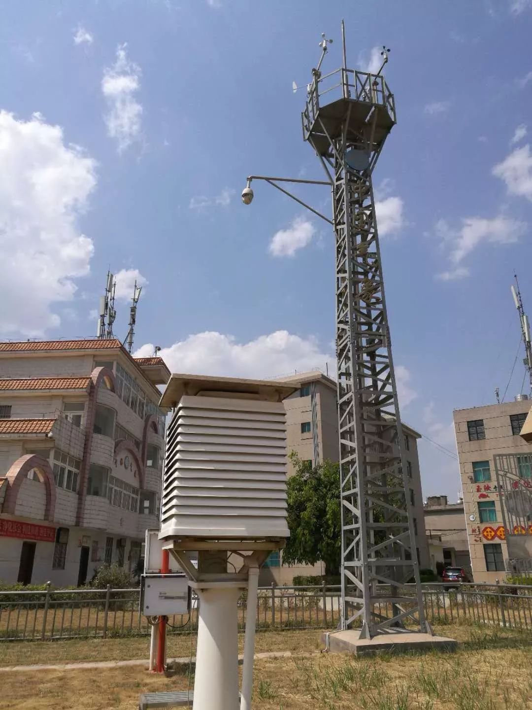 2019年5月19日17时05分,江川国家气象观测站监测到极端最高气温33.