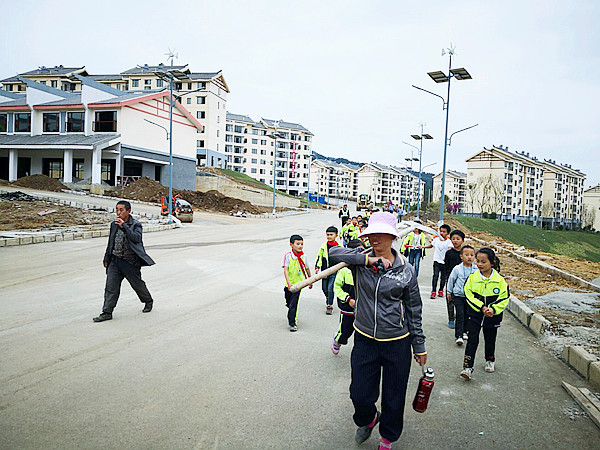 沙子镇组织中小学师生参观腾龙岭新市民居住区(图/文)