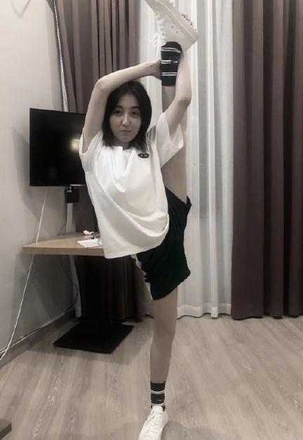 张子枫劈高级一字马网友这个腿可以当标尺了