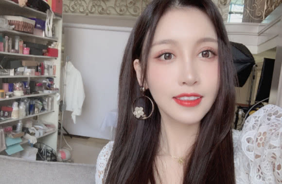 卢本伟有多直5月20买250元花送赵梦玥气到赵梦玥拉肚子