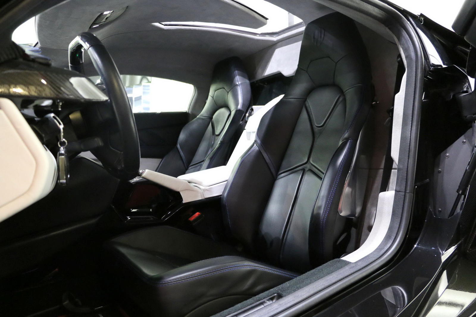 这就是莱肯,黎巴嫩生产的超级跑车,其中一款名为lykan hypersport的