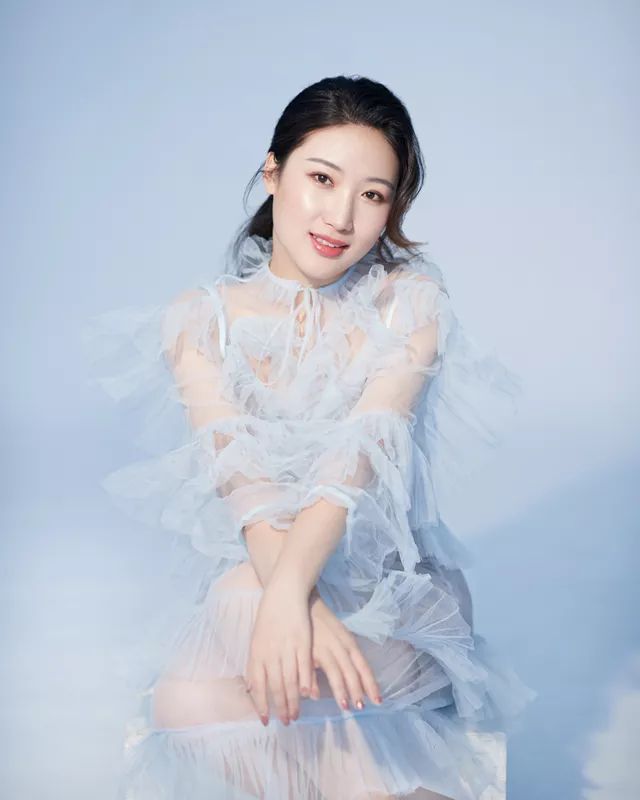 高等艺术学院声乐大赛中职中专组优秀演唱奖;期间得到陈冠馥老师指导