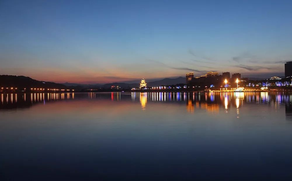 夜游南明湖为浙南地区增添了一处旅游胜地亭亭玉立于瓯江之畔以她绰约