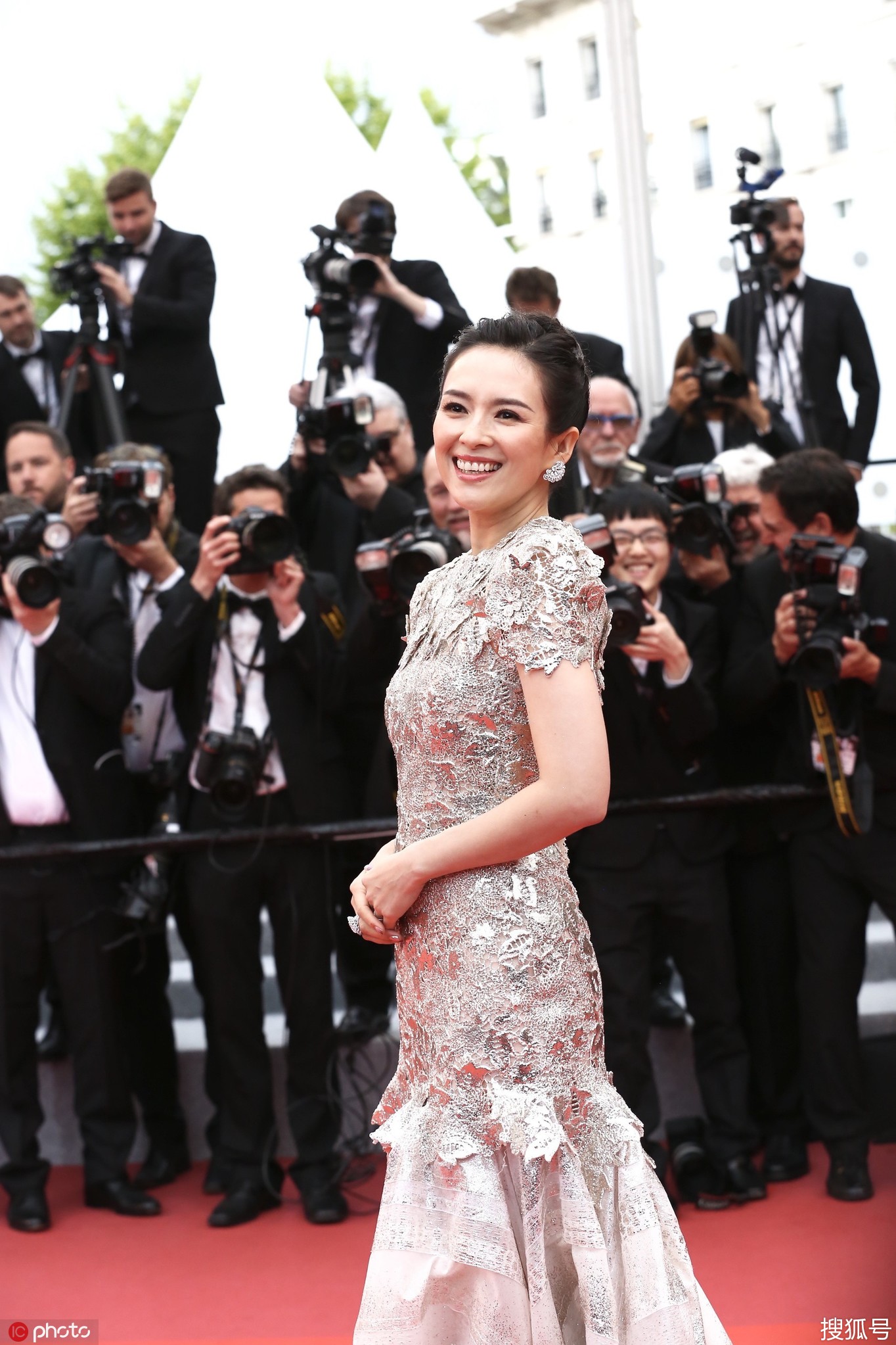 不愧是国际章!章子怡戛纳红毯与外国友人老相识