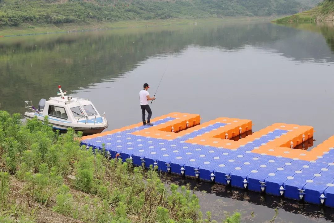 垂钓园搭建浮桥图片