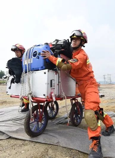 要求輕型地震救援隊迅速集結,攜帶相應器材裝備及搜救犬趕赴地震模擬