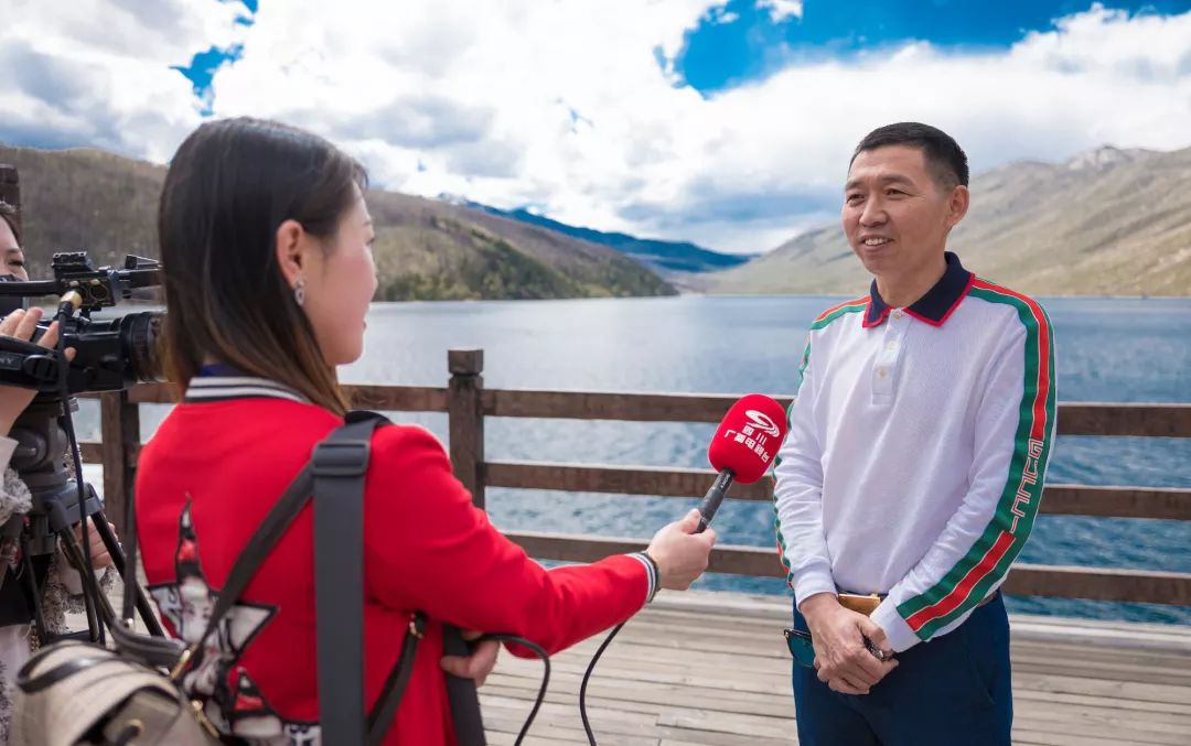 空姐空降康定城雪山湖泊高原赏杜鹃视频版