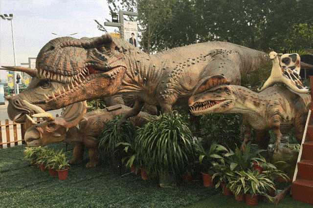 静谧的草丛中隐约有沙沙的声音,恐龙出没请注意!