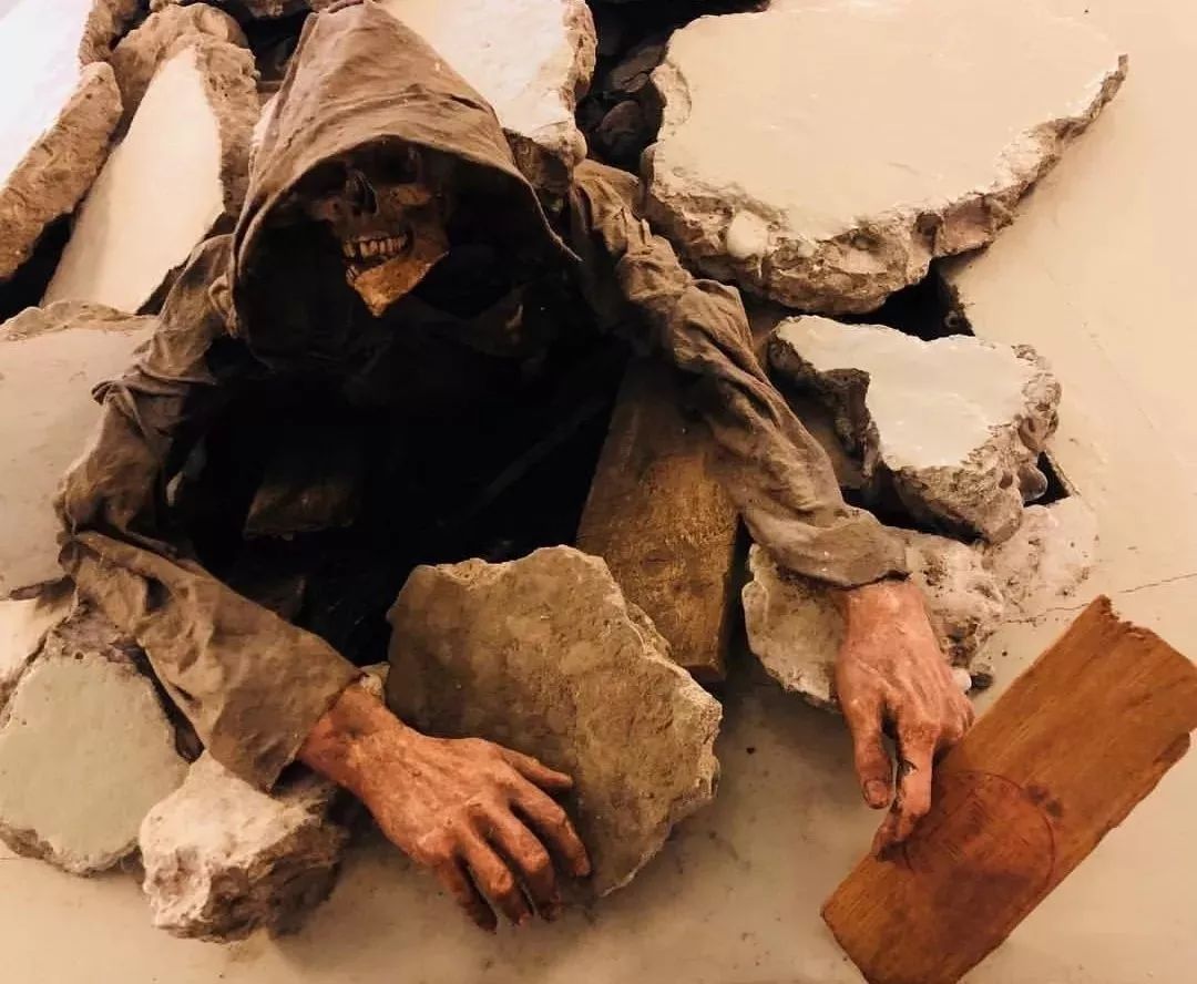 冰岛常年天寒地冻,而且相对闭塞冰天雪地的生存环境使人们敬畏自然的