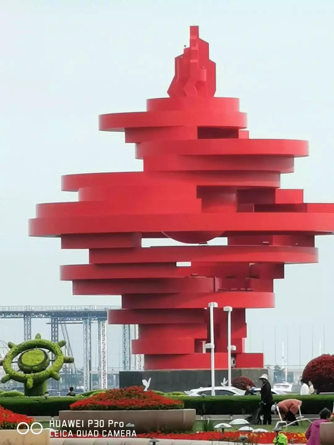 青岛红色雕塑图片