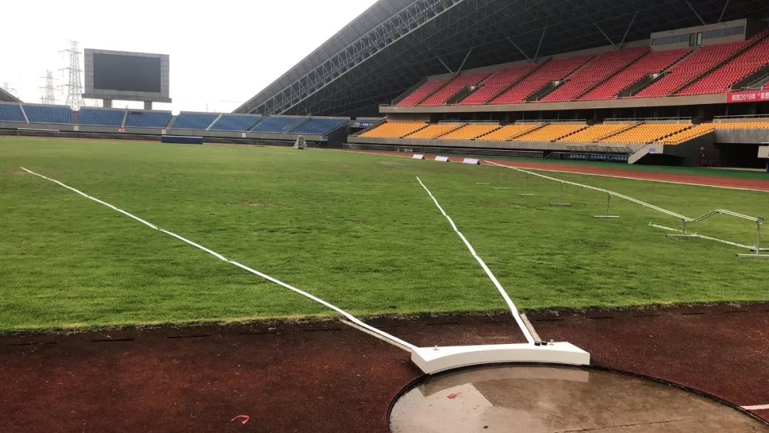 铅球铁饼等标志线布置完毕撑杆跳器材准备此次比赛是国内规格最高的