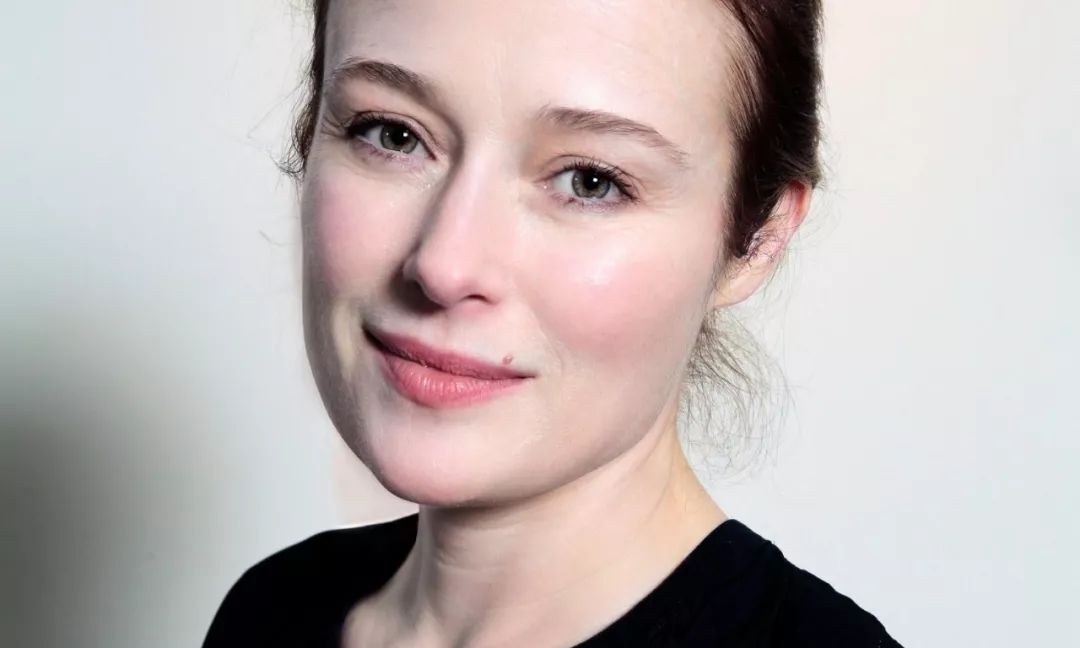 试播集之后换了很多演员,比如凯特琳·史塔克一开始是由詹妮弗·艾莉