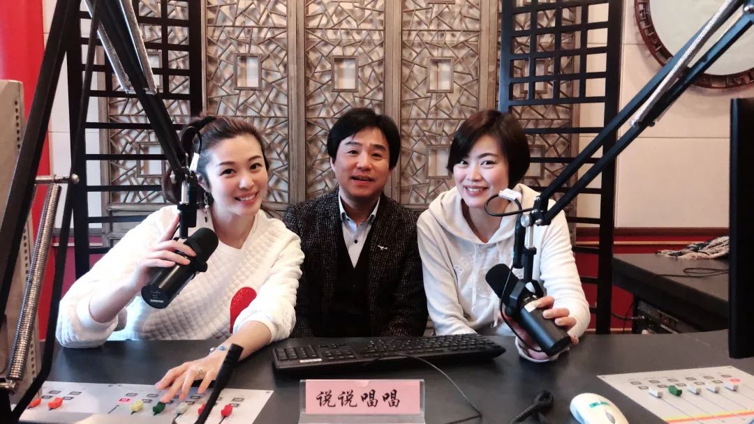 《笑声与歌声》首任主持金玲与侯宝林在一起评弹大师蒋月泉,唐耿良