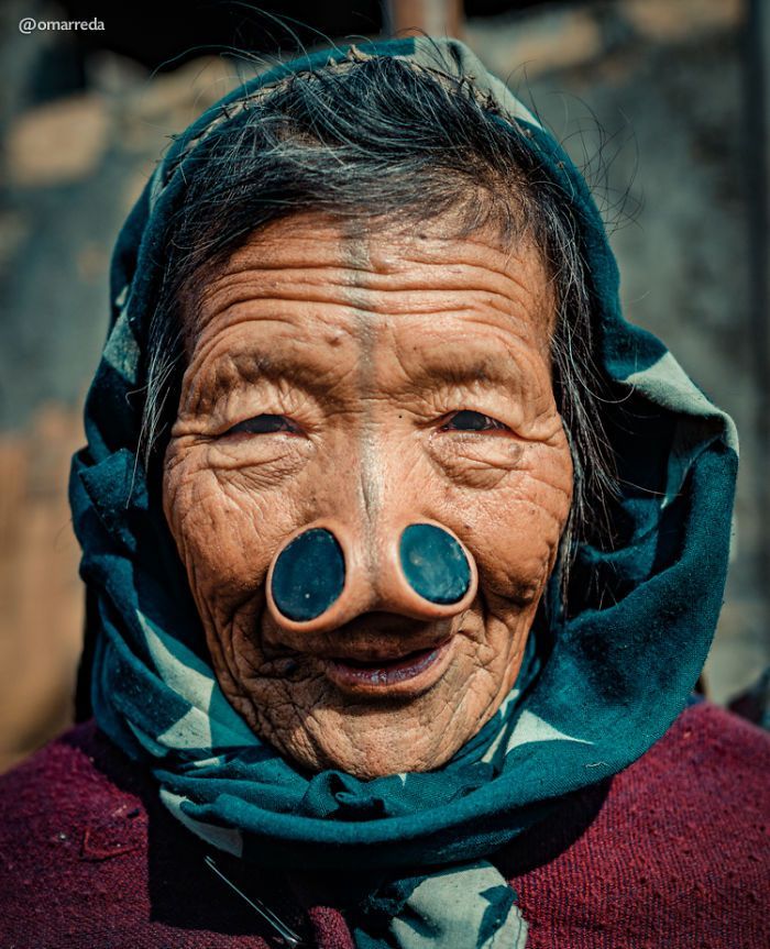 这个部落往鼻子上塞木塞,以"鼻孔大"为美,认为这才是时尚潮流