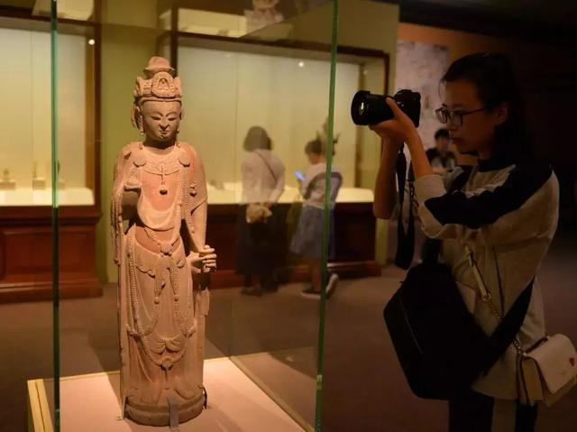 嚯天水人頭形器口彩陶瓶亮相國家博物館