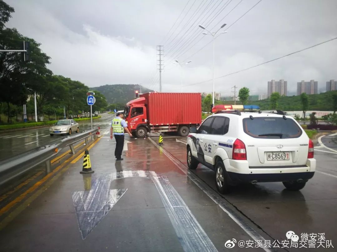 在辖区东二环路茶学院路段发生一起道路交通事故,因暴雨天气视距不佳