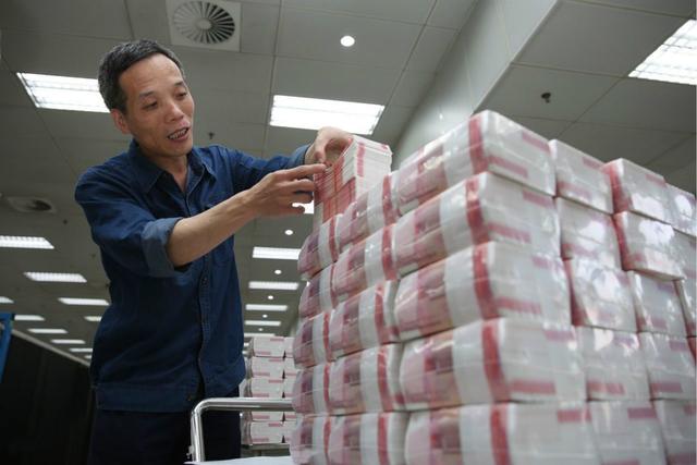 专门印钞票的印钞厂,为啥不多印点发给贫困户?专家说出了原因_印刷