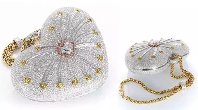 一千零一夜手包由珠宝商 robert mouawad 设计,由 18k 黄金手工制作