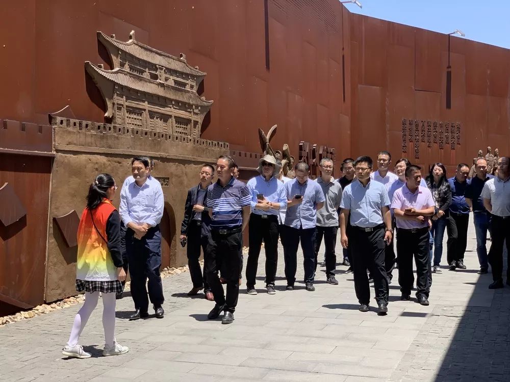 我市市委宣传部副部长,文明办主任杨少荣陪同考察.