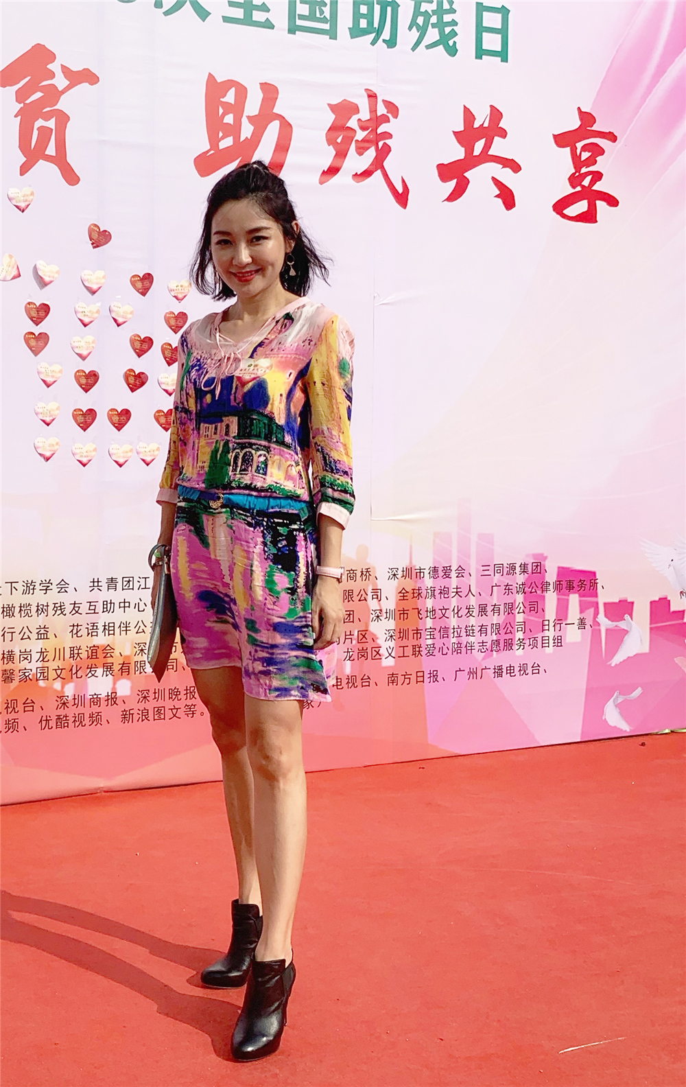 原创陈秀丽穿印花裙风格甜美短发半扎更减龄最美小昭42岁都没变