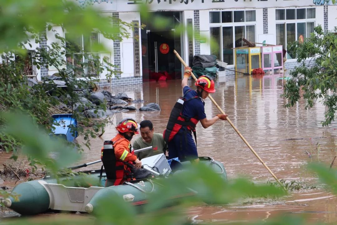 救援暴雨来袭我们奔忙在救援第一线