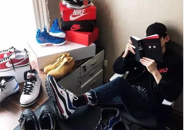 坐在鞋盒堆吃饭抱着鞋子能笑醒白敬亭这些鞋你都看过吗