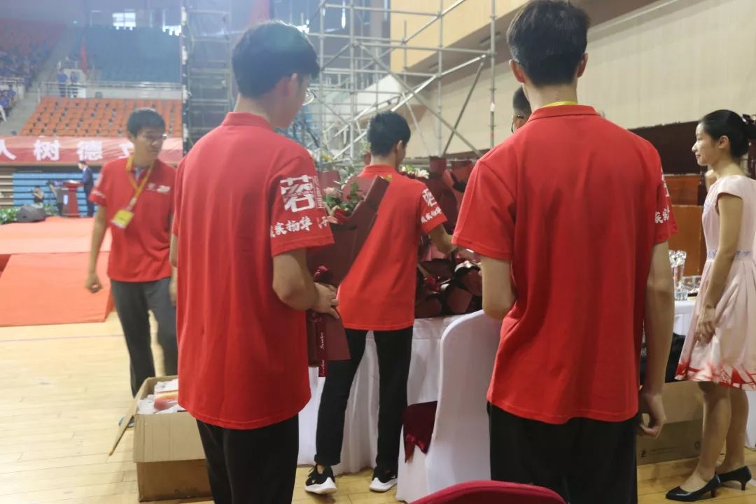 领奖台上,国旗班书写"感动交大"传奇台前,礼仪为大会提供优质的礼仪