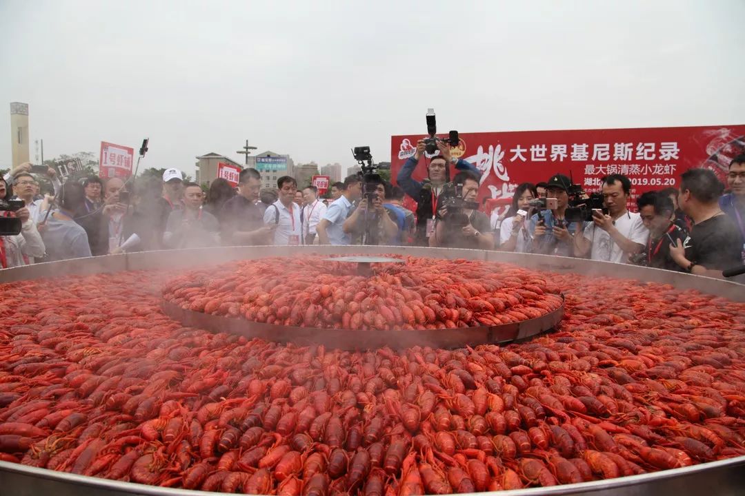 监利成功挑战大世界基尼斯最大锅清蒸小龙虾纪录