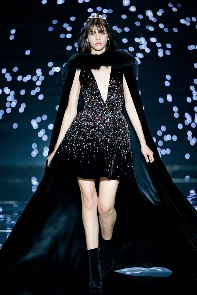 高定秀场的璀璨星空你一定念念不忘zuhairmurad经典星空裙