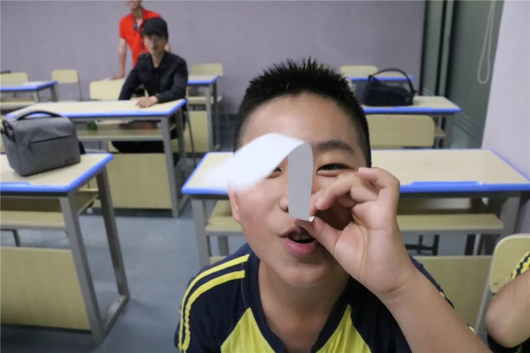 "老师,你快过来看,我能把纸条向上吹.