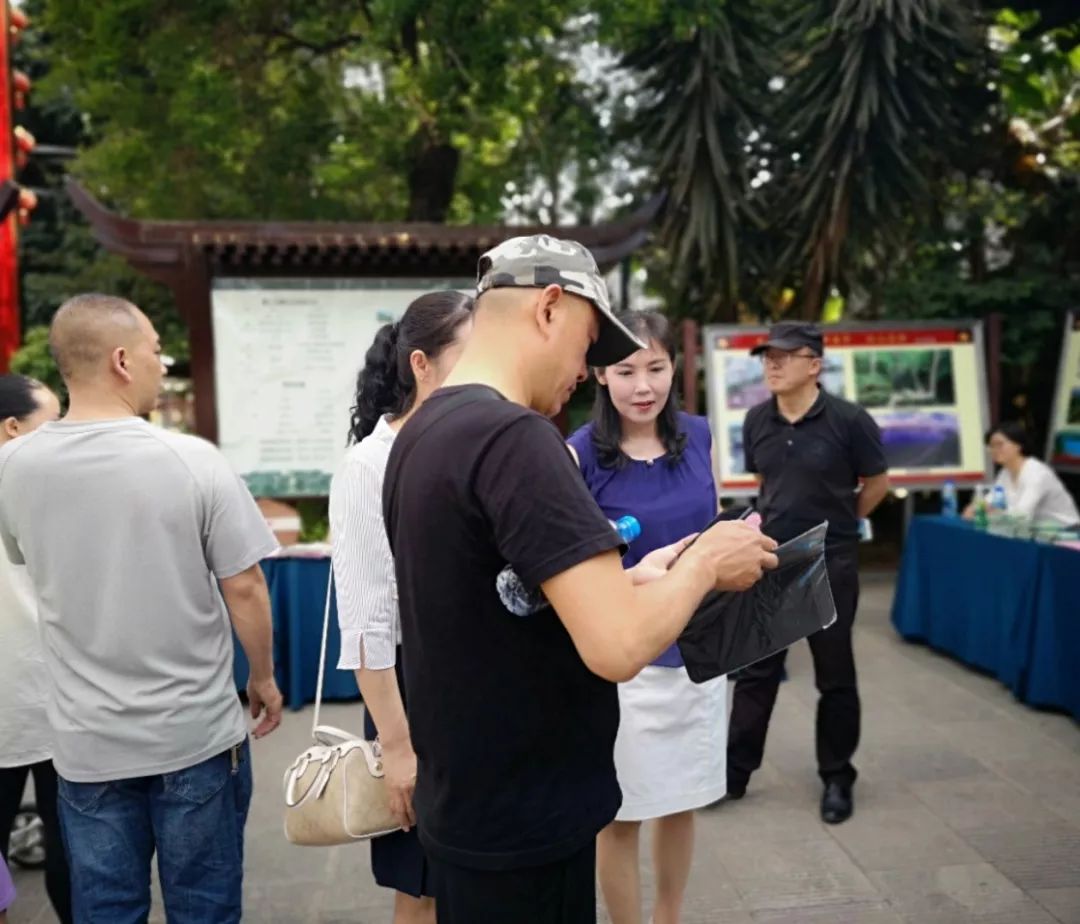楚雄州文化和旅游局局长戴凤玲来到活动现场,亲切地向广大游客朋友们