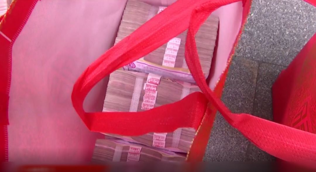 男子为爱转账300多次结果心心念念的女友竟是抠脚大汉